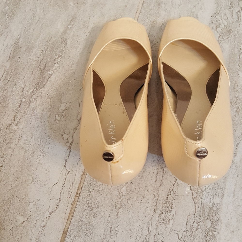 BEIGE CALVIN KLEIN SIZE 35 GOOD CONDITION CHECK THE PICTURES.